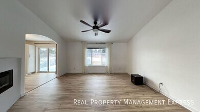 Spacious 4BR, 2BA Gem with Fireplace and O in Sioux Falls, SD - Building Photo - Building Photo
