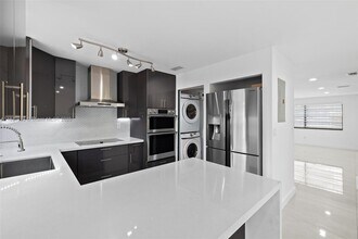 10932 NW 7th St in Miami, FL - Building Photo - Building Photo