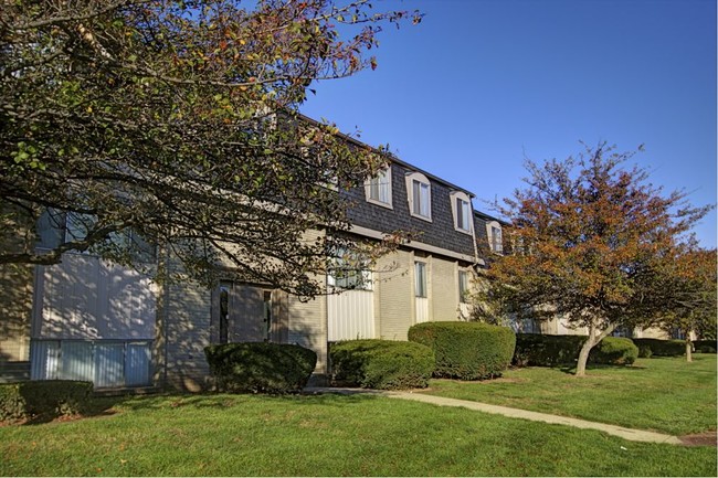 Bloomfield Apartments in Columbus, IN - Foto de edificio - Building Photo