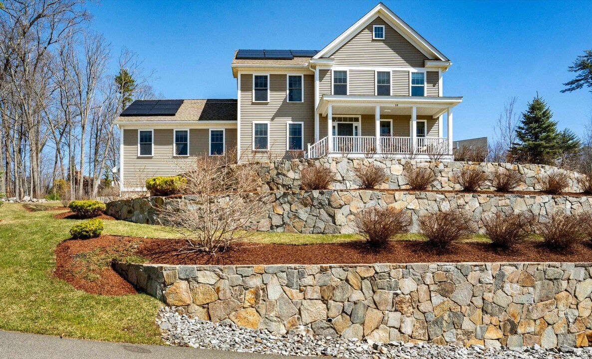 18 Scenic Dr in Manchester, NH - Building Photo