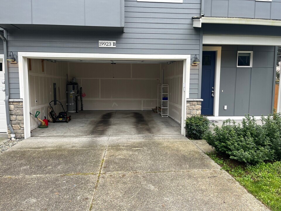 19923 Cypress Way in Lynnwood, WA - Building Photo