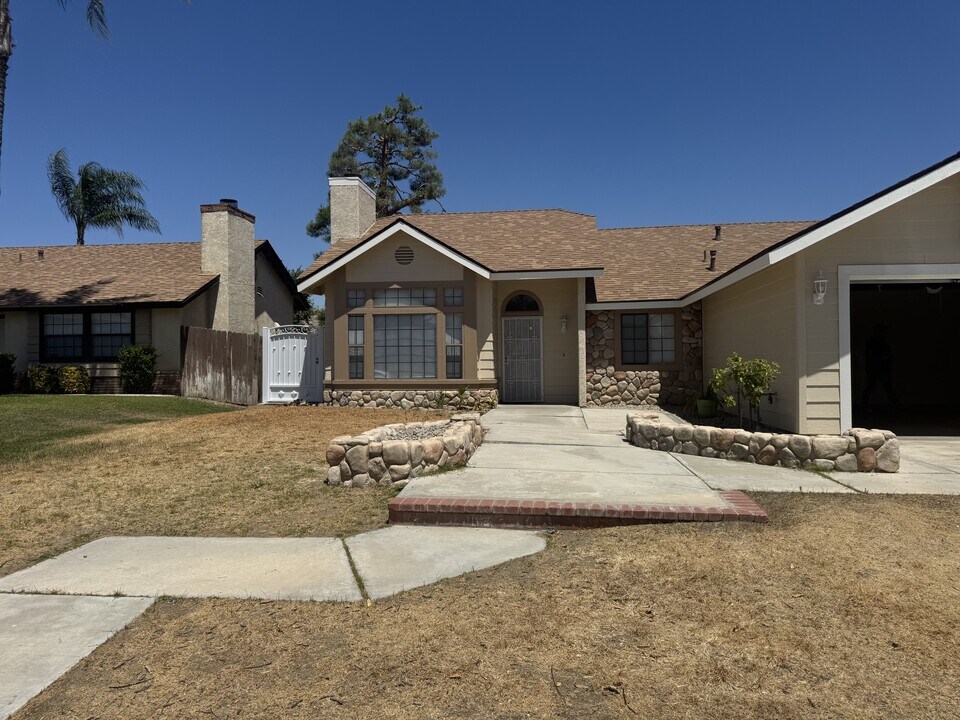 5708 Canberra Ave in Bakersfield, CA - Building Photo