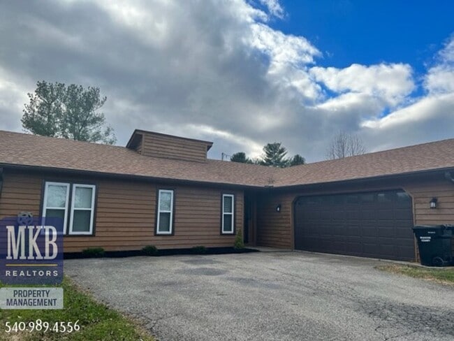 property at 3711 Glade Hill Cir NE