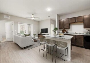 2551 N Guadalupe St in Seguin, TX - Building Photo - Building Photo