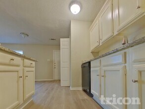 7437 Sandhurst Ln E, Unit 015 in North Richland Hills, TX - Building Photo - Building Photo