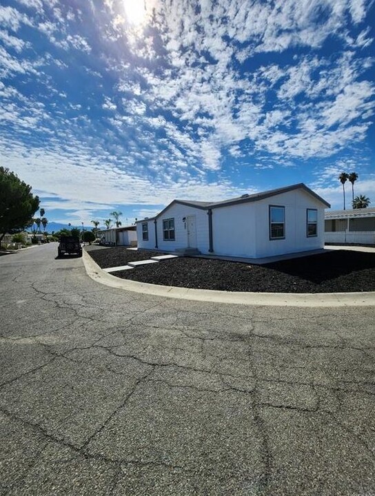 250 San Carlos Dr in Hemet, CA - Building Photo