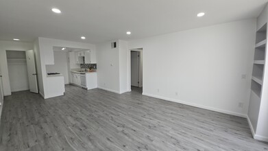 Canyon Crest Apartments in Van Nuys, CA - Building Photo - Building Photo