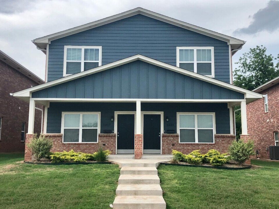1217 E Main St in Edmond, OK - Foto de edificio
