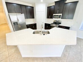 321 Cadence Vista Dr in Henderson, NV - Building Photo - Building Photo