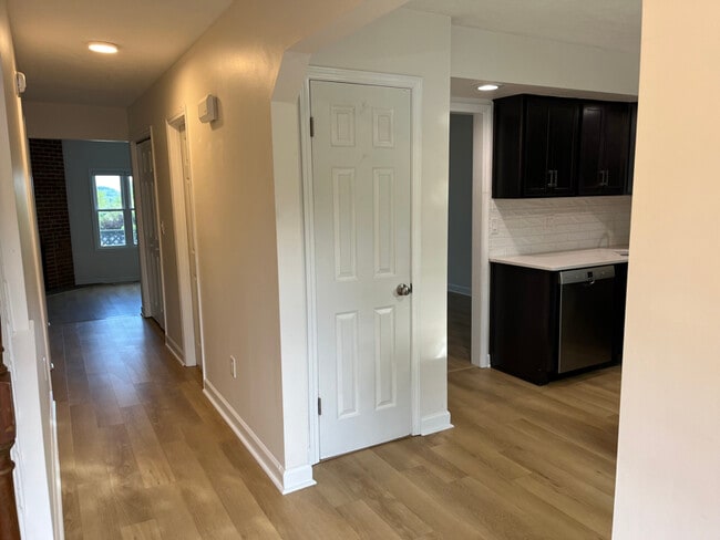 122 Greenbrier Dr in Radford, VA - Building Photo - Building Photo