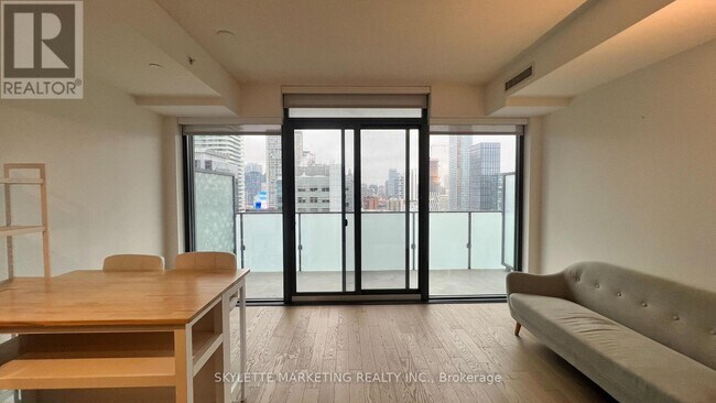 25 Richmond St E in Toronto, ON - Building Photo - Building Photo