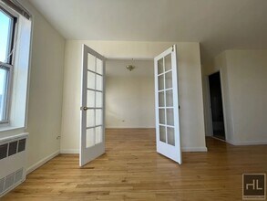 GRAND CENTRAL PARKWAY, Unit 3B in Queens, NY - Building Photo - Building Photo