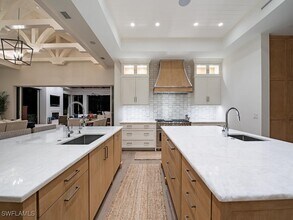 740 Banyan Blvd in Naples, FL - Building Photo - Building Photo