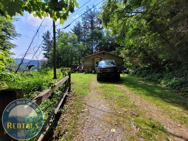 398 Knob Hilll Dr in Newland, NC - Building Photo - Building Photo