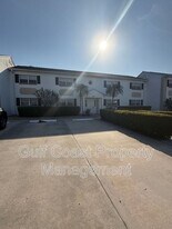 7035 Cedarhurst Dr in Ft. Myers, FL - Building Photo