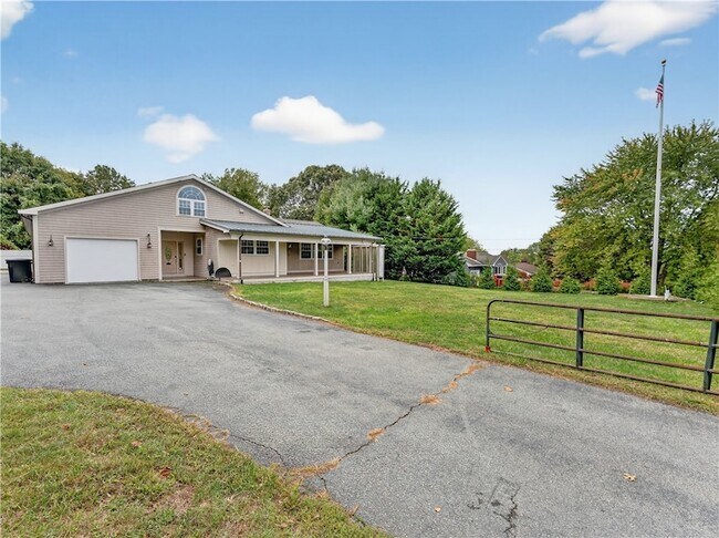 239 Bulgarmarsh Rd in Tiverton, RI - Building Photo - Building Photo