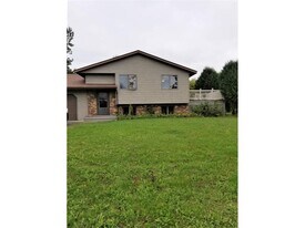 502 Prairie Ln in Hudson, WI - Building Photo