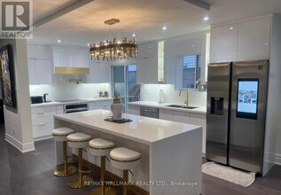 8 Kings College Rd in Markham, ON - Building Photo - Building Photo