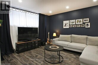 23 Scarletwood St in Hamilton, ON - Building Photo - Building Photo