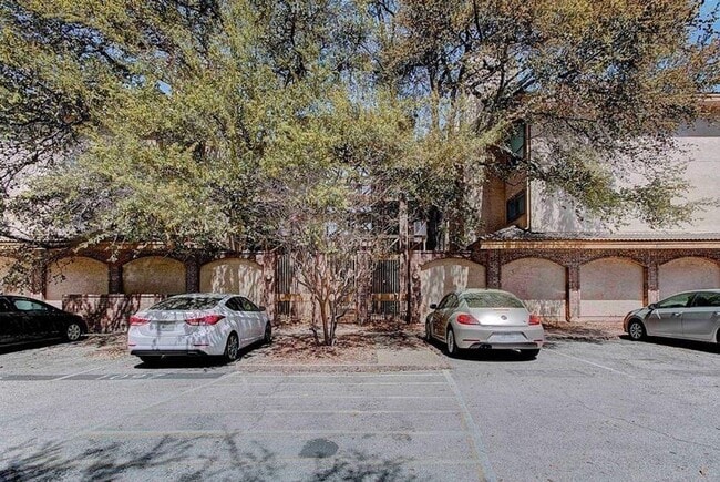 property at 806 W 24th St