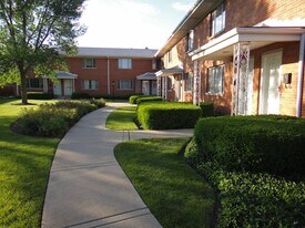 1332 Greenwillow Ln in Glenview, IL - Building Photo