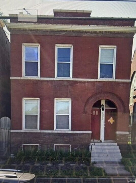 1077 S Taylor Ave in St. Louis, MO - Building Photo