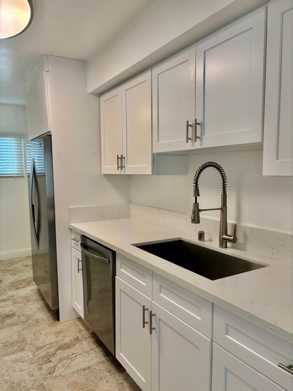 17440 Burbank Blvd in Los Angeles, CA - Building Photo - Building Photo
