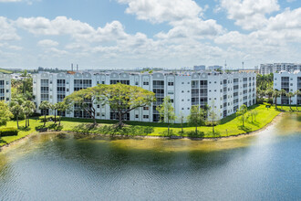 Captiva Doral Isles in Doral, FL - Building Photo - Building Photo