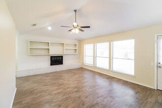 207 Queens Ct in Stafford, TX - Building Photo - Building Photo