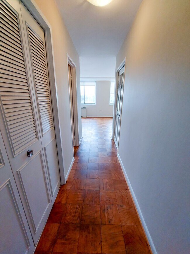 10401 Grosvenor Pl in Rockville, MD - Building Photo - Building Photo