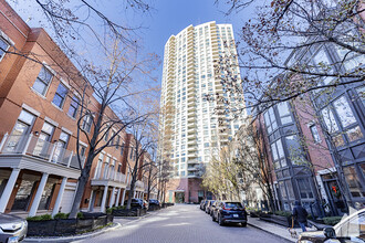 501 N Clinton St, Unit 204 in Chicago, IL - Building Photo - Building Photo
