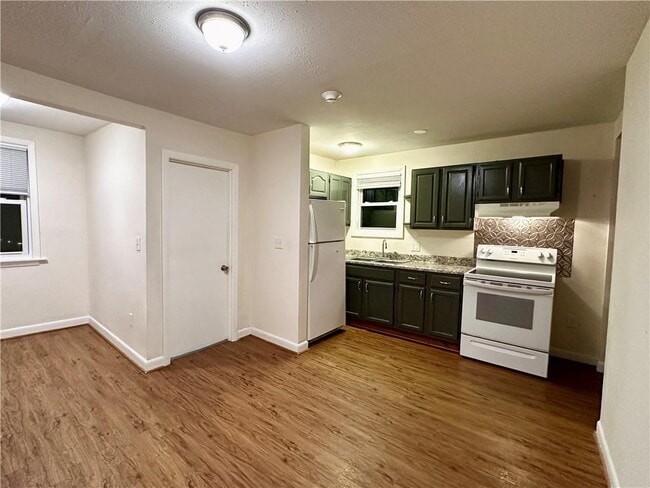 800 Oakland Beach Ave in Warwick, RI - Building Photo - Building Photo