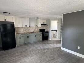 13806 N 21st St in Tampa, FL - Building Photo