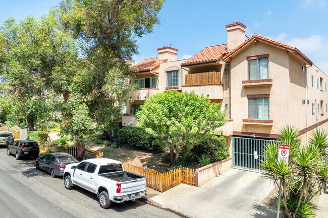 A & J Investments in Woodland Hills, CA - Foto de edificio - Building Photo