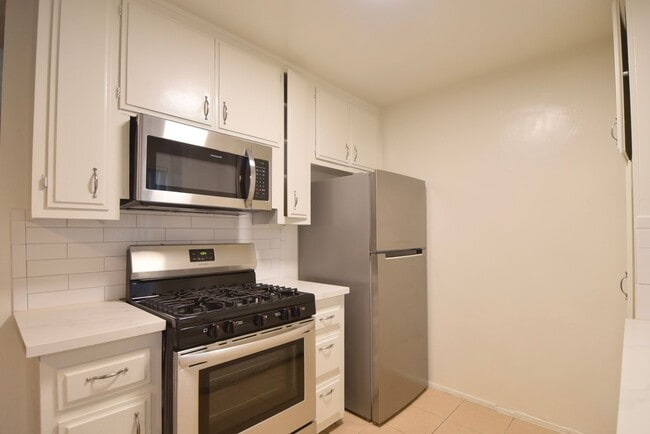 10745 Hortense St in Los Angeles, CA - Building Photo - Building Photo