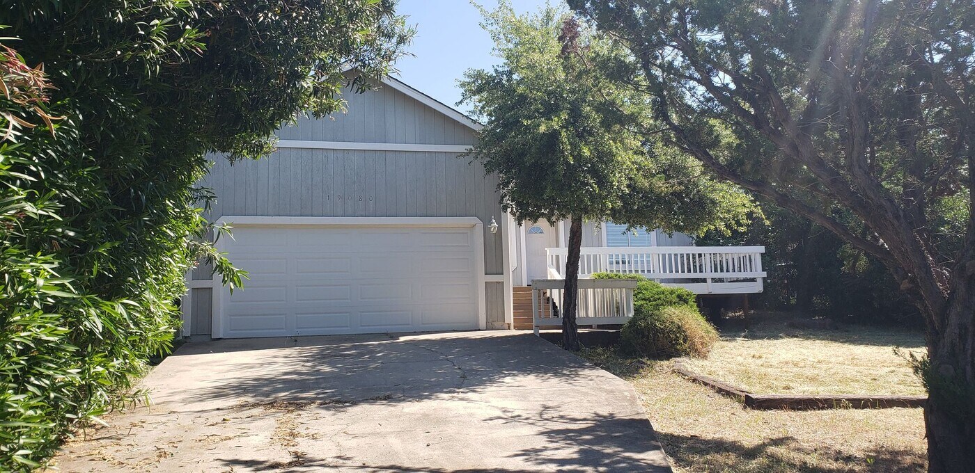 19080 Stonegate Rd in Hidden Valley Lake, CA - Building Photo