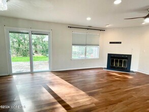 21 Evergreen Dr in East Windsor, NJ - Building Photo - Building Photo