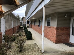 721 Broadmeadow Rd, Unit #205 in Rantoul, IL - Foto de edificio - Building Photo