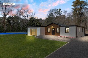 17 Oceanview Rd in Hampton Bays, NY - Building Photo