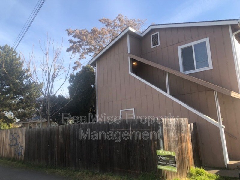 302 Edwards St in Medford, OR - Building Photo