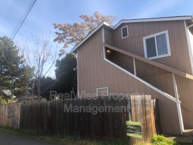 302 Edwards St in Medford, OR - Building Photo - Building Photo