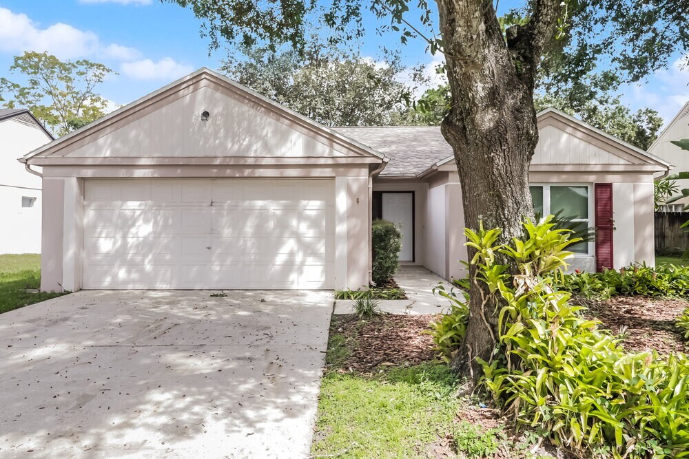 1526 Baker Rd in Lutz, FL - Building Photo