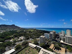 2600 Pualani Way in Honolulu, HI - Building Photo - Building Photo