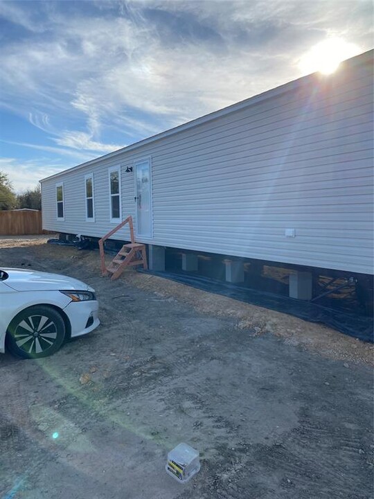 33405 Kestrel Rd in Hockley, TX - Building Photo