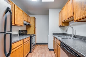 Mountain Village in Waukesha, WI - Foto de edificio - Interior Photo