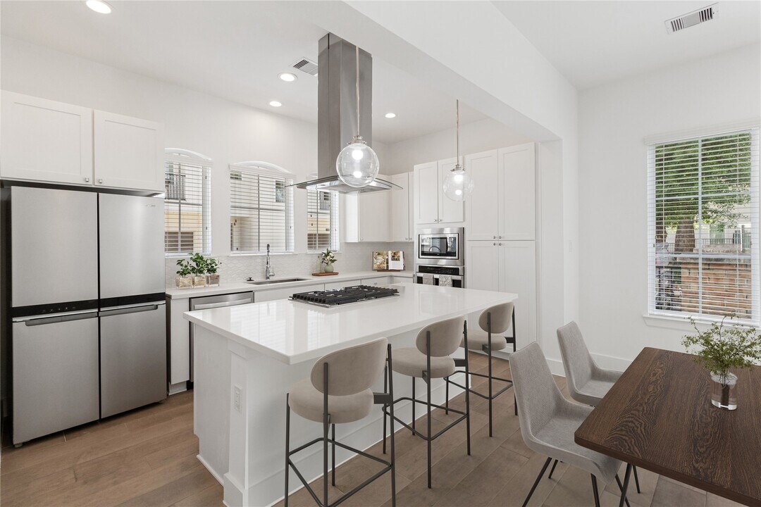 7702 Westside Villas Ln in Houston, TX - Building Photo