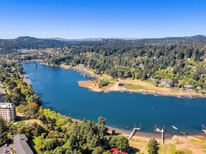 River Cliff Apartments in Milwaukie, OR - Building Photo - Building Photo