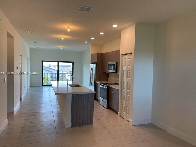 7809 NW 104th Ave in Doral, FL - Building Photo - Building Photo