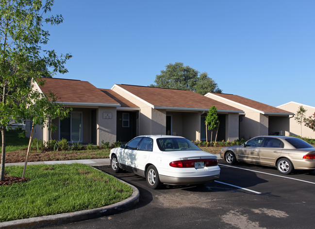 Little Oaks Apartments in Eustis, FL - Building Photo - Building Photo