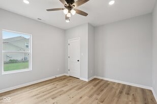 8355 Fieldfare Way in Indianapolis, IN - Building Photo